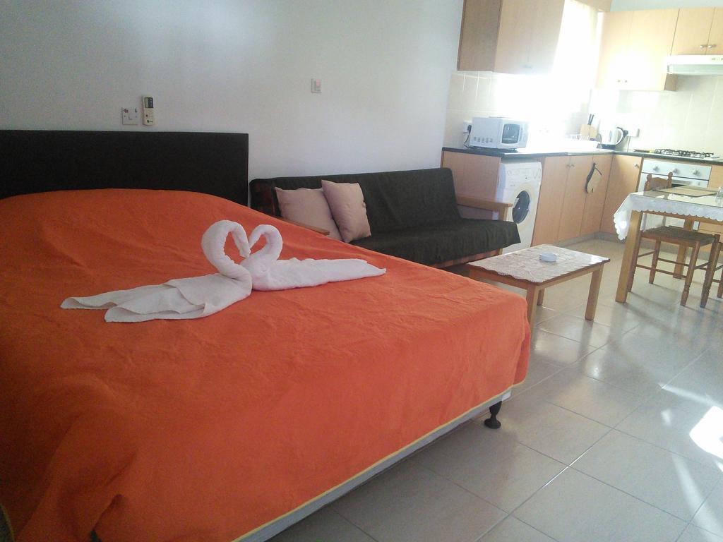 Zoe's Court Aparthotel Klorakas Buitenkant foto