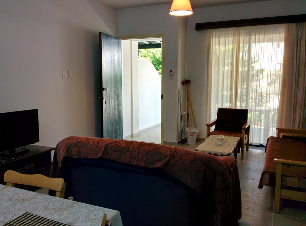 Zoe's Court Aparthotel Klorakas Buitenkant foto