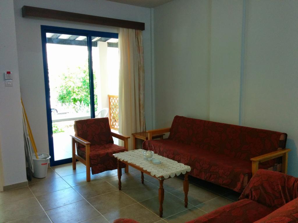 Zoe's Court Aparthotel Klorakas Buitenkant foto