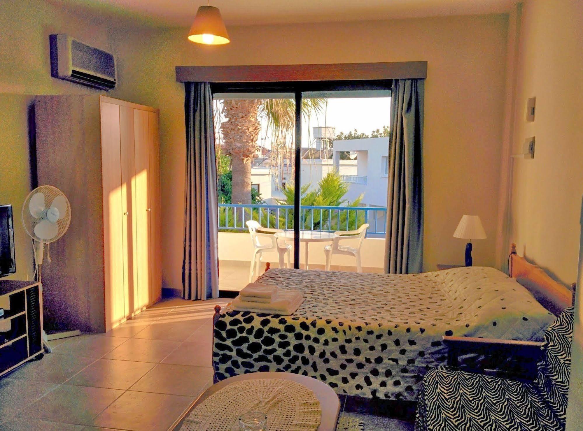 Zoe's Court Aparthotel Klorakas Buitenkant foto