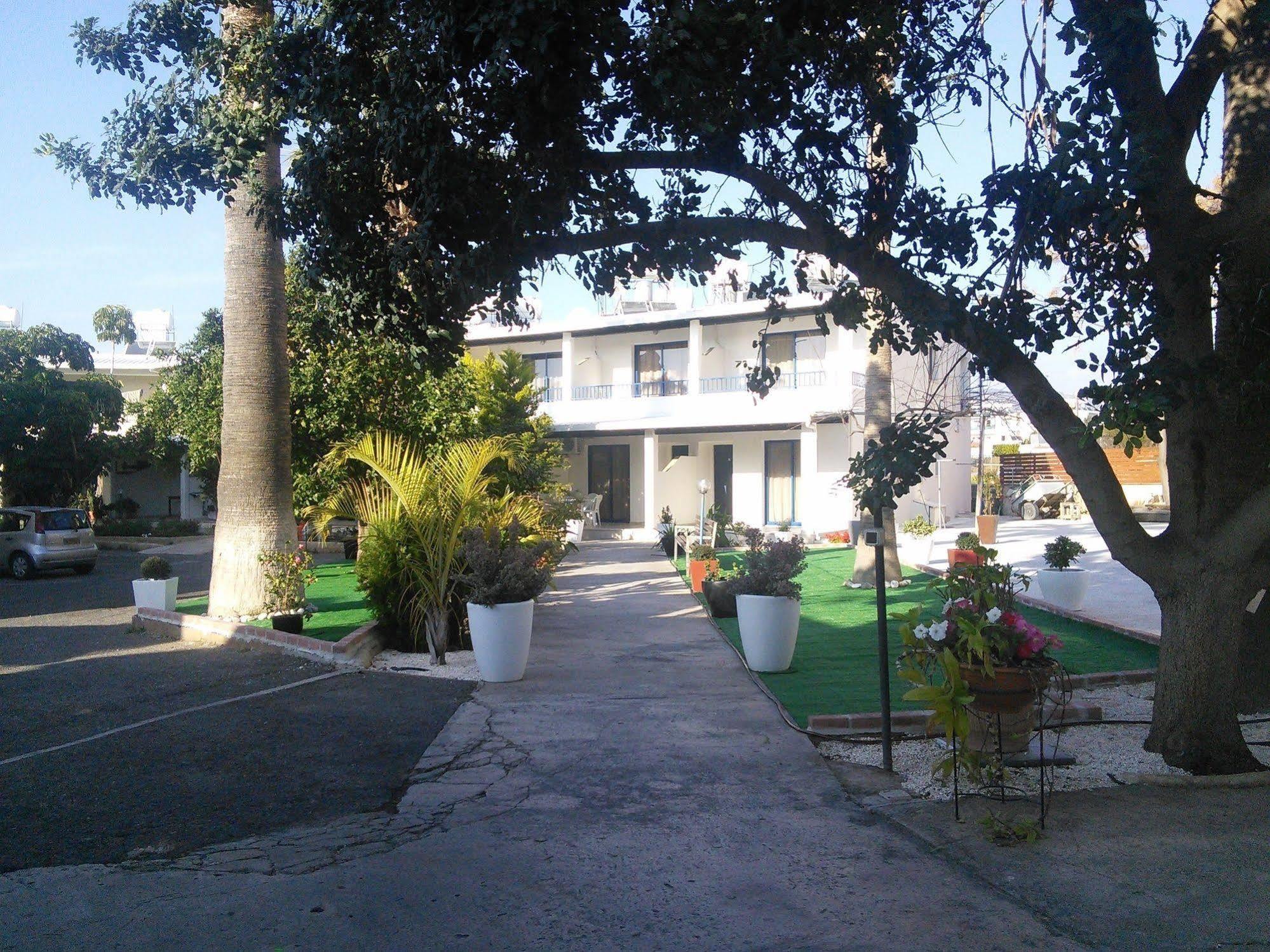 Zoe's Court Aparthotel Klorakas Buitenkant foto