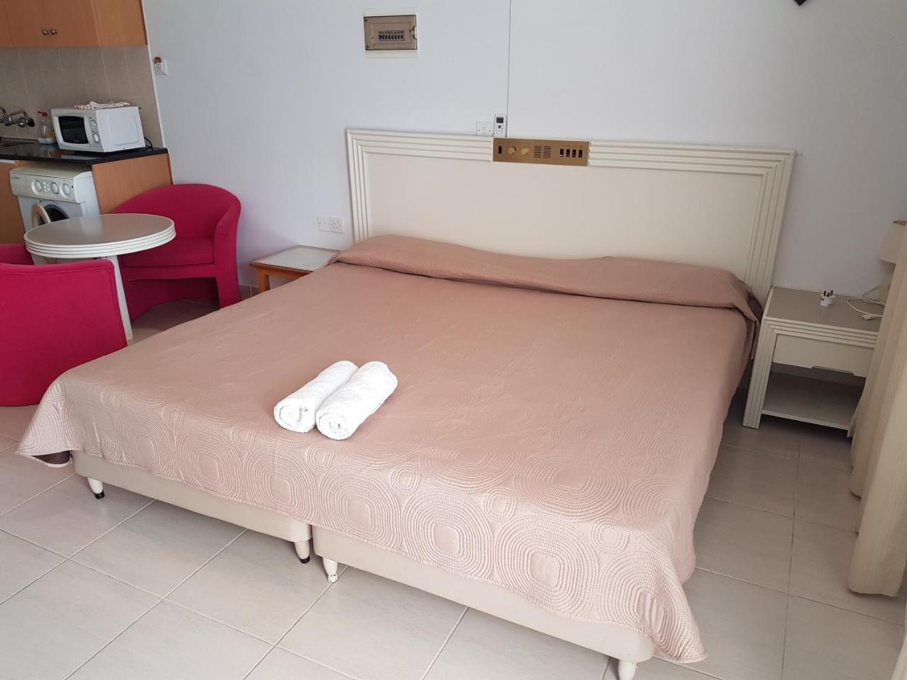 Zoe's Court Aparthotel Klorakas Buitenkant foto
