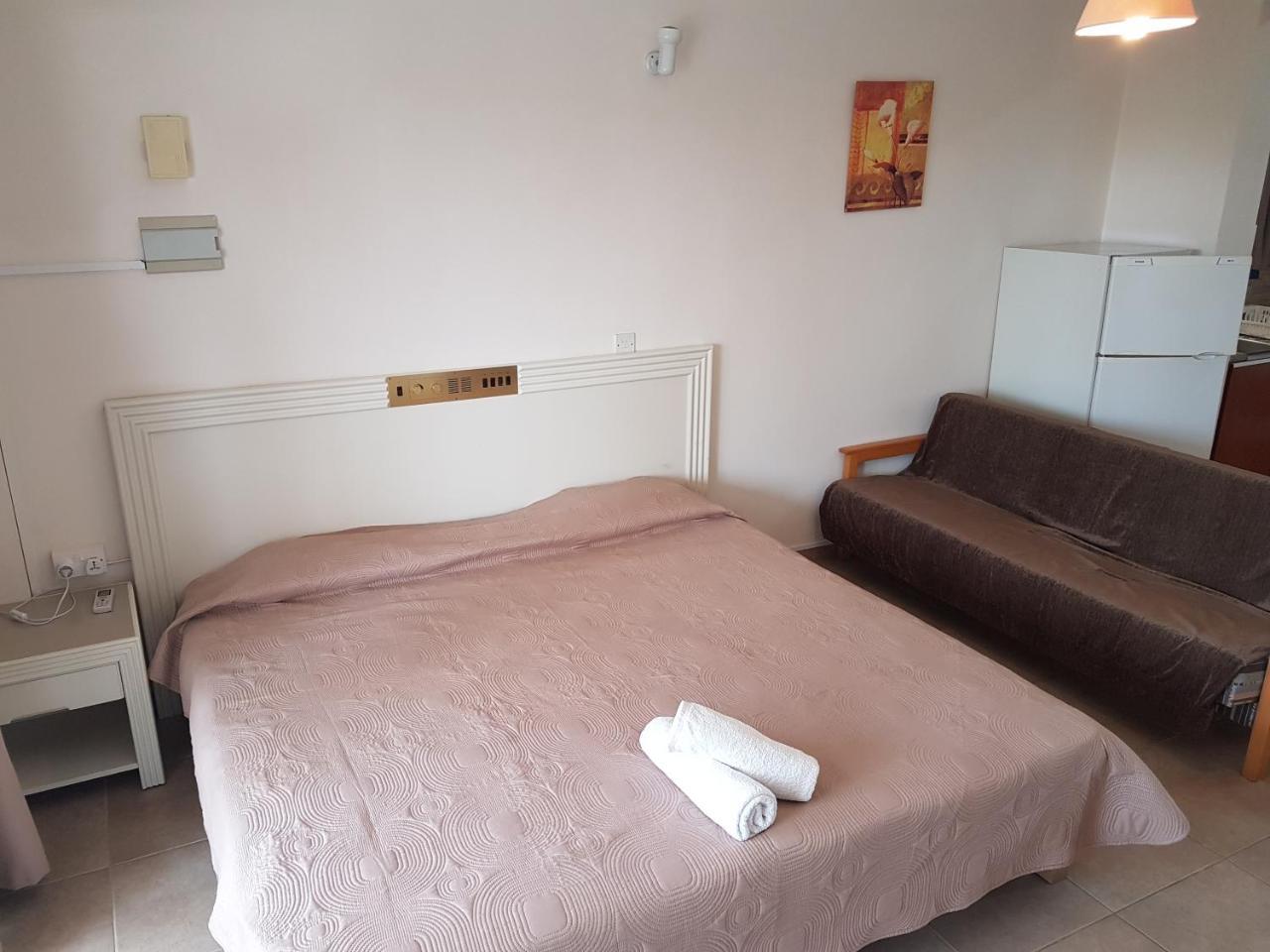 Zoe's Court Aparthotel Klorakas Buitenkant foto